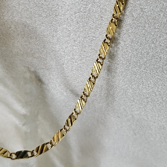 💛14k Gold Embossed Tile Chain - Picture 7 of 10